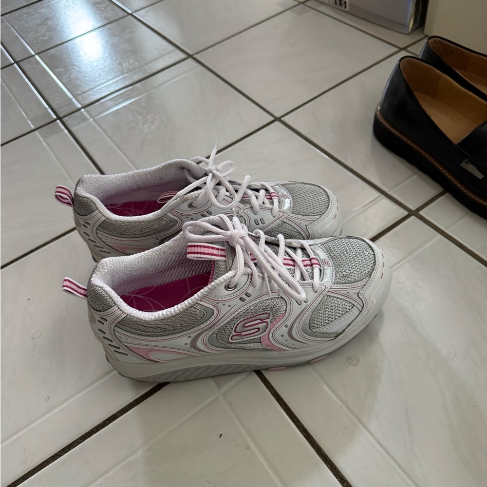 Skechers Women's White and Pink Athletic Shoes